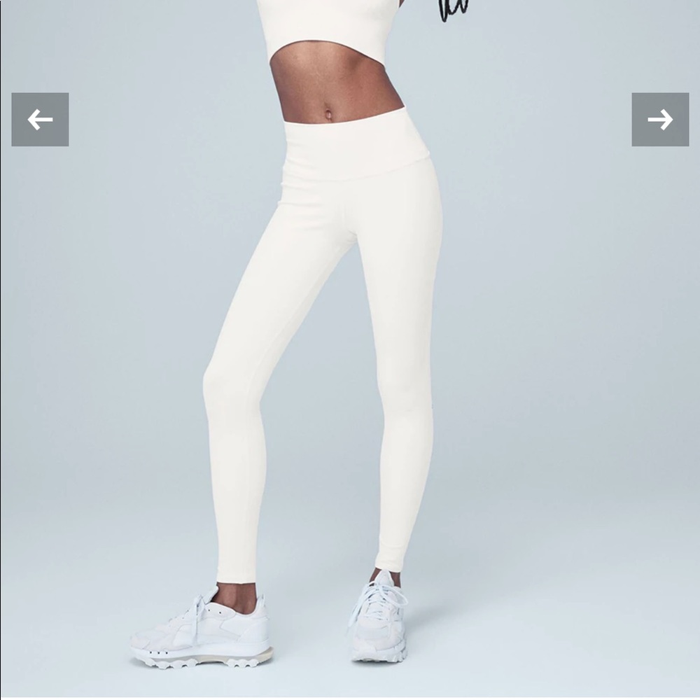 Alo Yoga High Waist Airbrush Leggings Ivory XS. Only worn once. Full Length.